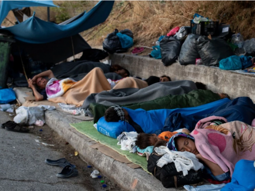Greqia po i lë refugjatët pa ushqim, thonë disa organizata