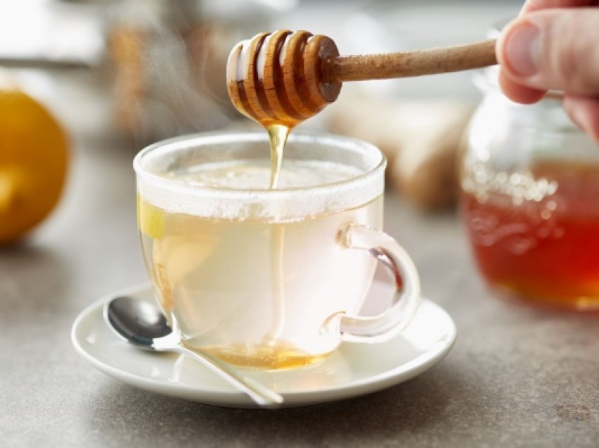 Përfitimet shëndetësore të pirjes së ujit të ngrohtë me mjaltë