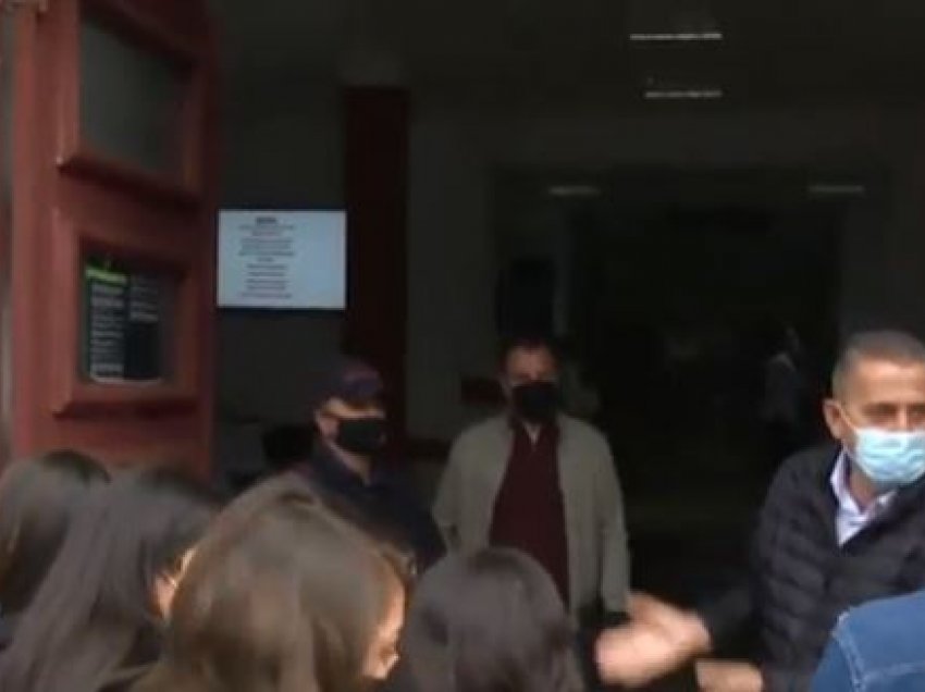 Studentët në protestë para Ministrisë së Arsimit, kërkojnë të vazhdojnë mësimin pa vaksinim