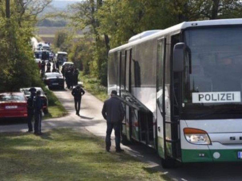 Dy emigrantë nga Siria gjenden të vdekur brenda një kamioni në Austri