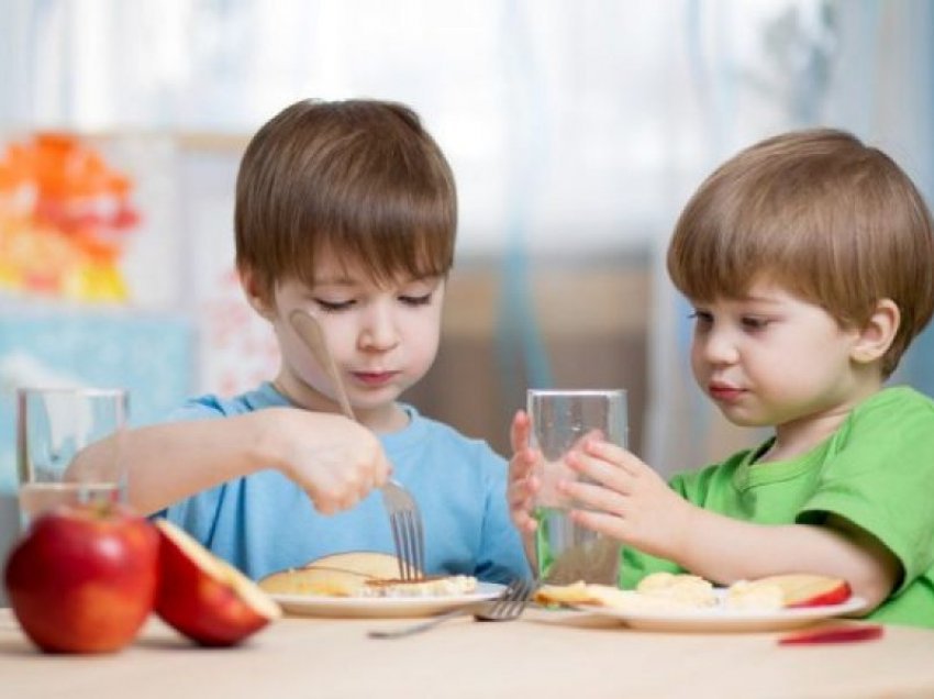 Ushqimet që nuk duhet të mungojnë në familjet me fëmijë