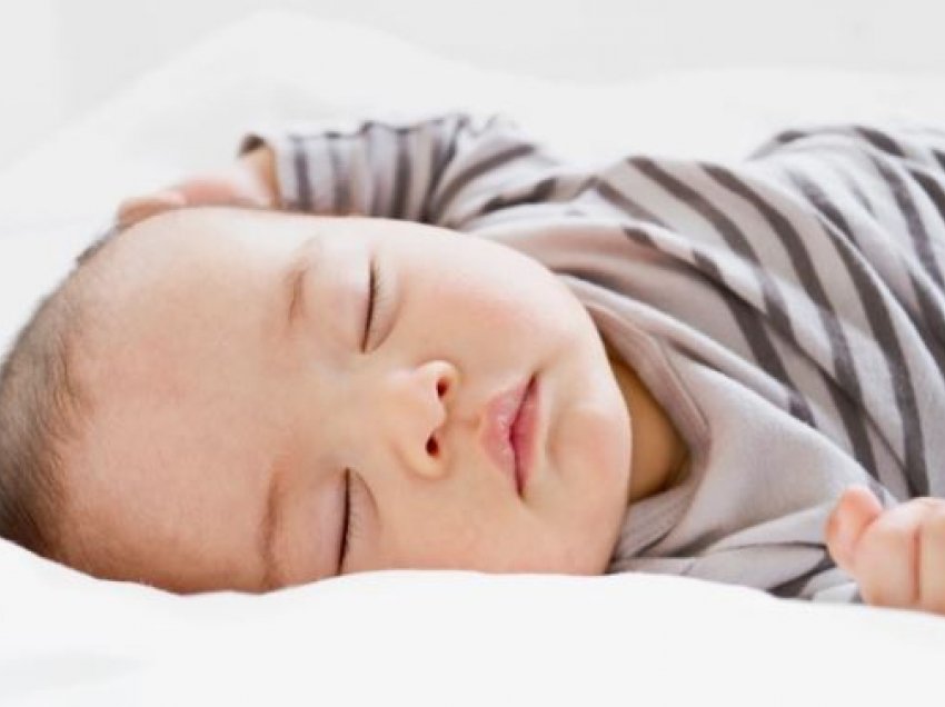 Ja se çfarë mund të zbulojnë zakonet e gjumit të foshnjës për shëndetin e tyre