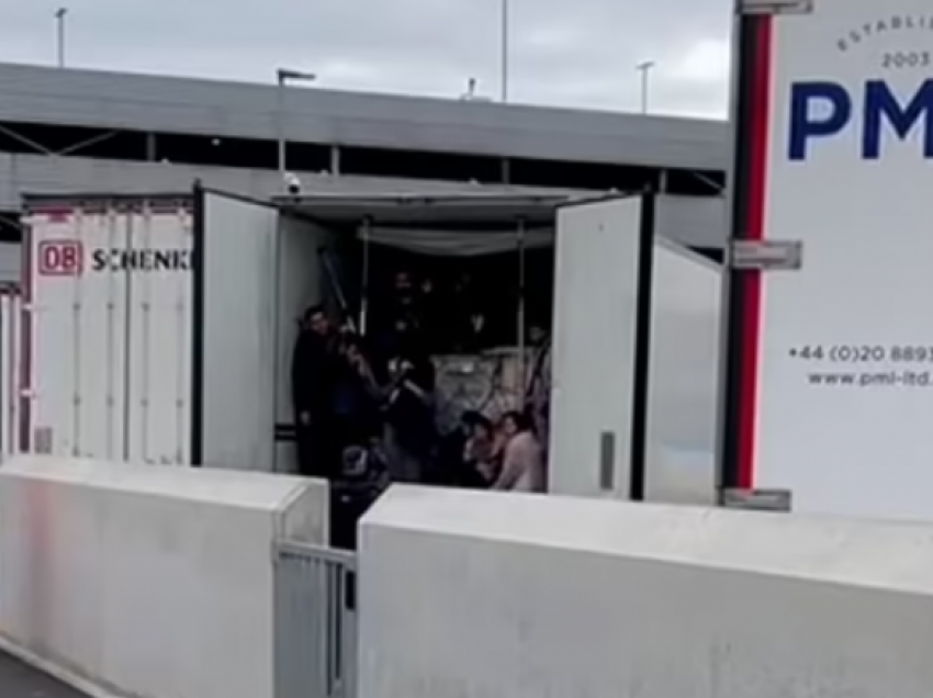 Ishin mbyllur brenda një kamioni, momenti kur policia britanike gjen një grup emigrantësh