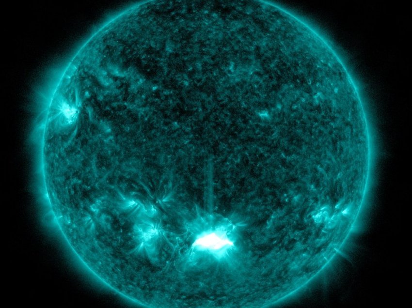 NASA: Një shpërthim i fortë diellor do të godasë Tokën, si ndikon te ne