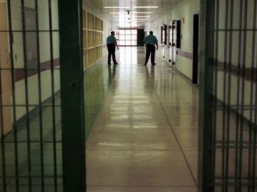 Lejohen vizitat për të burgosurit, 95% e stafit në burgje të vaksinuar