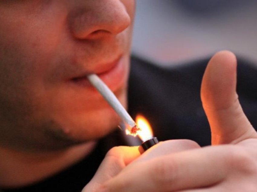 Pse burrat shqiptarë shkëmbejnë gjithmonë cigare me njëri tjetrin, çfarë fshihet pas këtij zakoni?