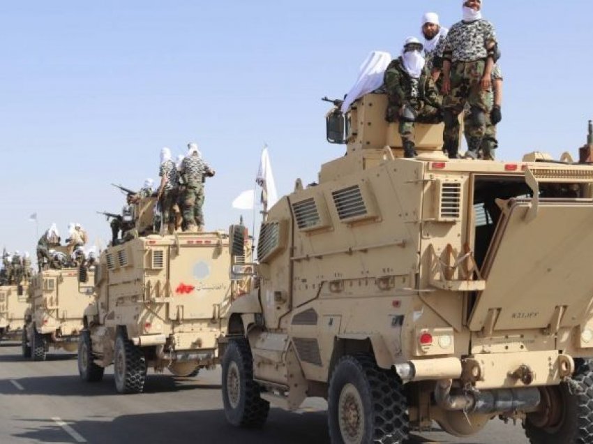 Parada e fitores së talebanëve: Automjete ushtarake amerikane, helikopter Black Hawk dhe armatim tjetër