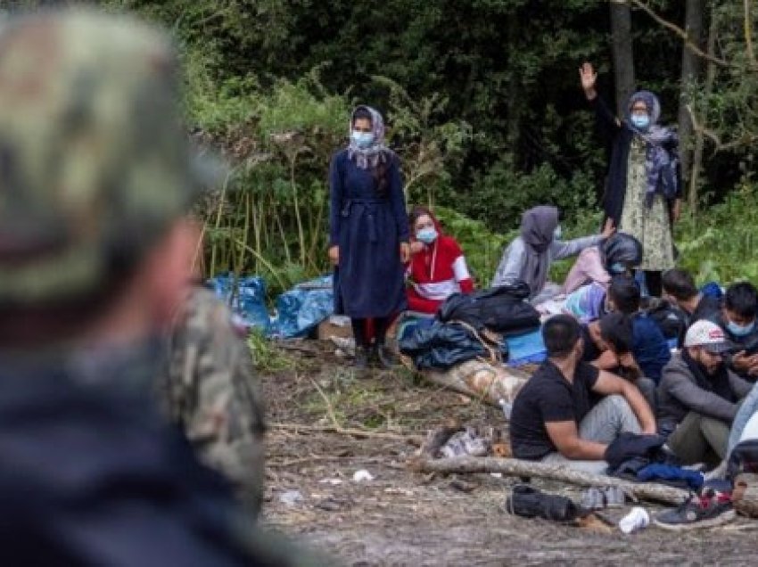 ​Polonia do të vendosë gjendje të jashtëzakonshme në kufirin me Bjellorusinë për shkak të emigrantëve