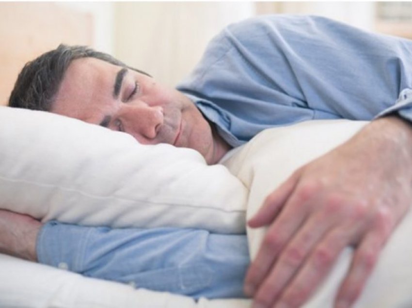 Zbuloni arsyet pse kur plakeni bëhet më e vështirë të flini gjumë