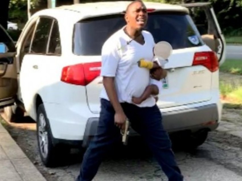 ​31-vjeçari me foshnjën në krah qëllon me pistoletë gruan që i përplasi veturën