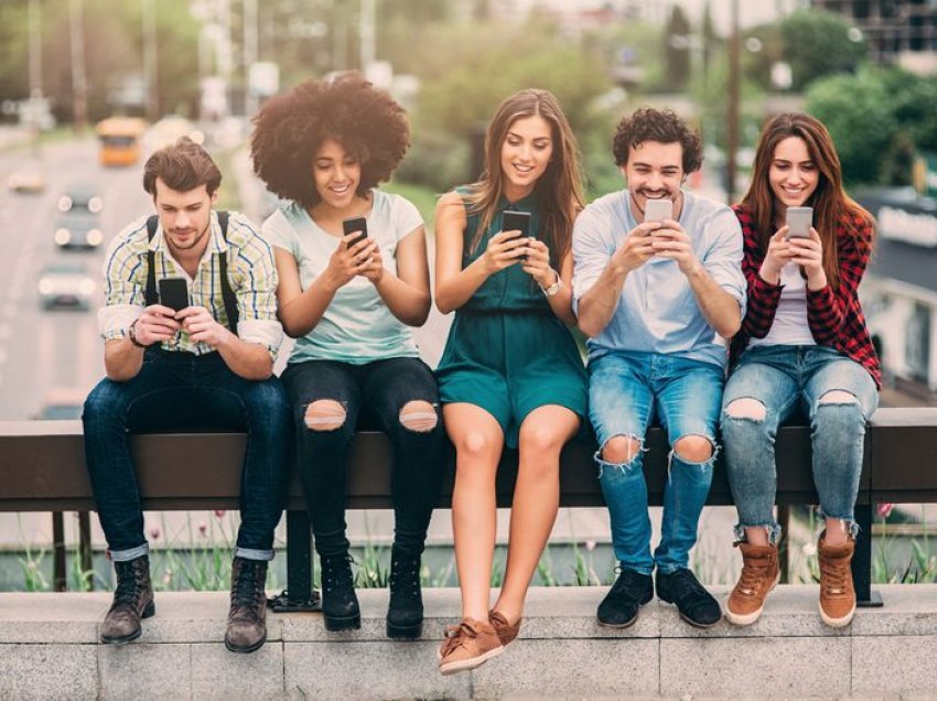 Generation mute: Ja pse të rinjtë i mbajnë telefonat pa “zë”