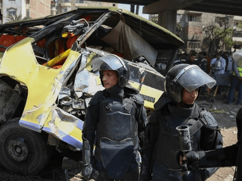 Aksident rrugor në Egjipt, 12 persona humbin jetën