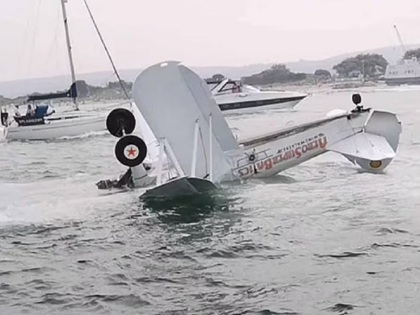 Aksident ajror/ Avioni rrëzohet në ujë, piloti bën mrekullinë