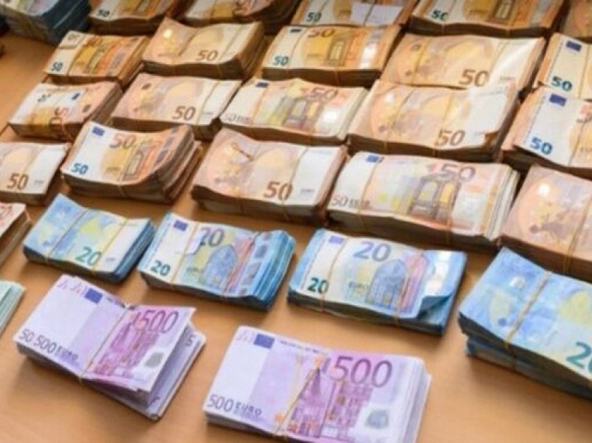 Para të padeklaruara në Kapshticë, kapet 57 vjeçari me mijëra euro në çantën e dorës