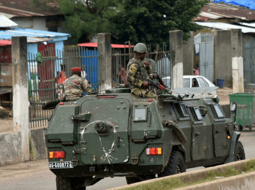 Ushtria merr pushtetin në Guinea, mban presidentin