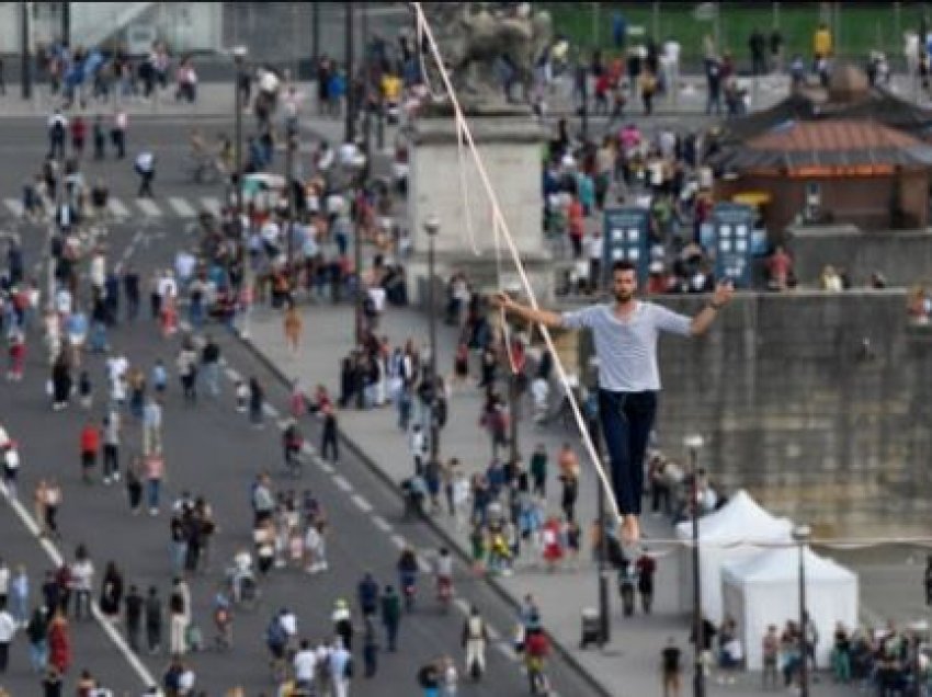 27-vjeçari ecën mbi litar nga Kulla Eifel deri në Teatrin Chailot