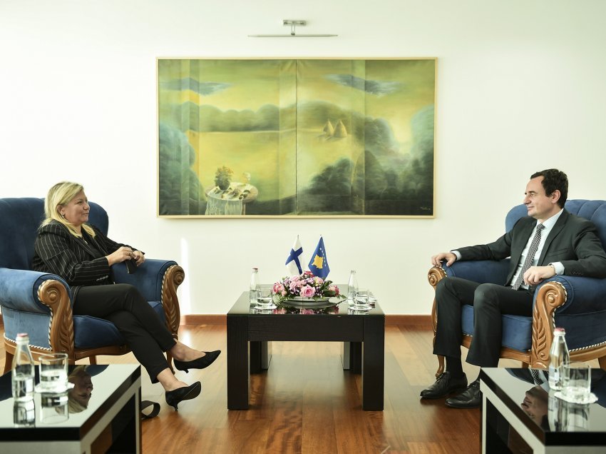 ​Kurti takohet me ambasadoren e Finlandës në Kosovë, Pia Stjernvall