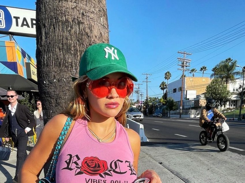 Rita Ora rikthehet në Los Anxhelos, duket me stil unik