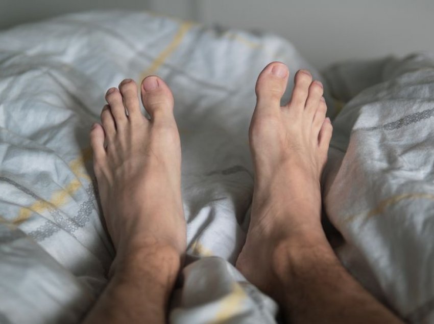 Studimi i ri: Burrat me këmbë të mëdha tradhtojnë më shumë