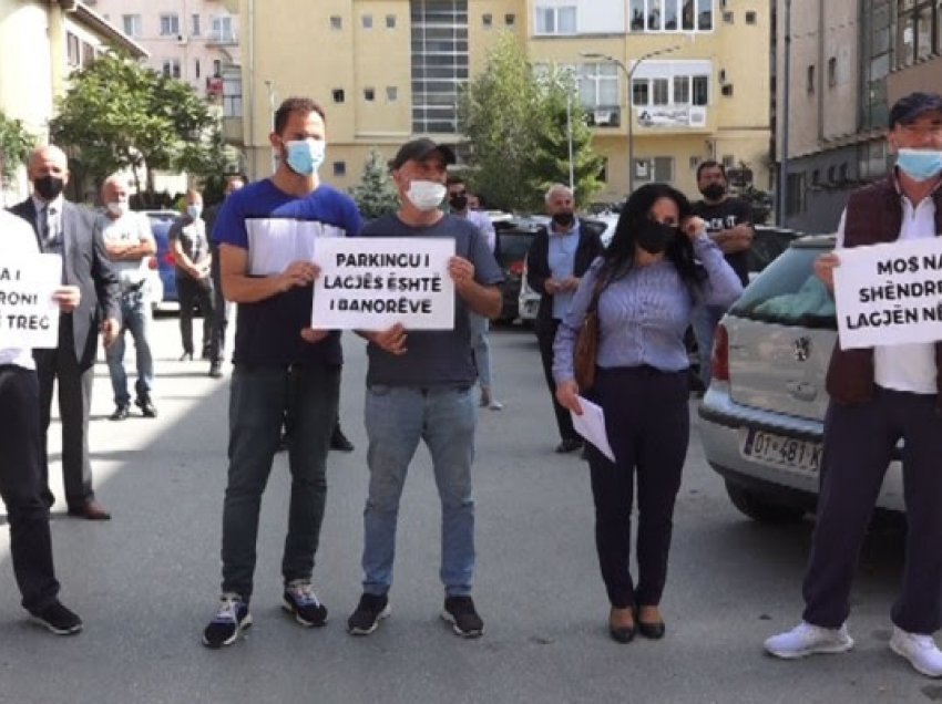​Banorët e zonës “Qendër” protestojnë për çmimet e parkingut: Janë të papërballueshme