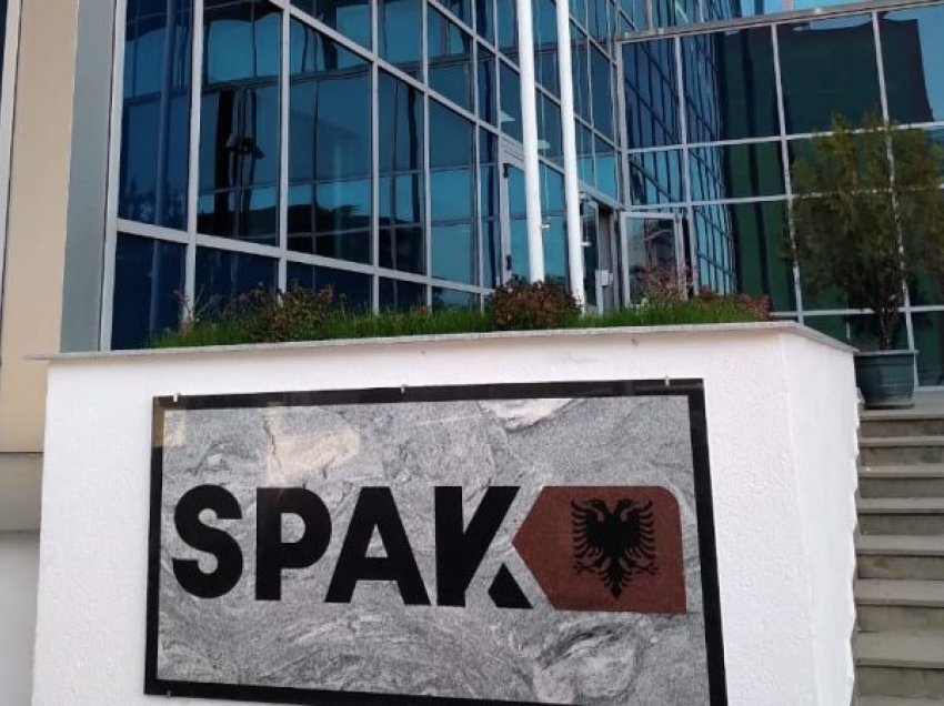 SPAK zbarkon në Dibër, shoqërohen 2 inspektor të Zyrës Arsimore dhe financieri i Këshillit të Qarkut