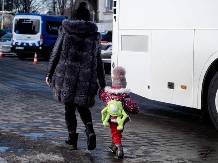 Nëpërmjet Rusisë, refugjatët ukrainas hyjnë në Estoni