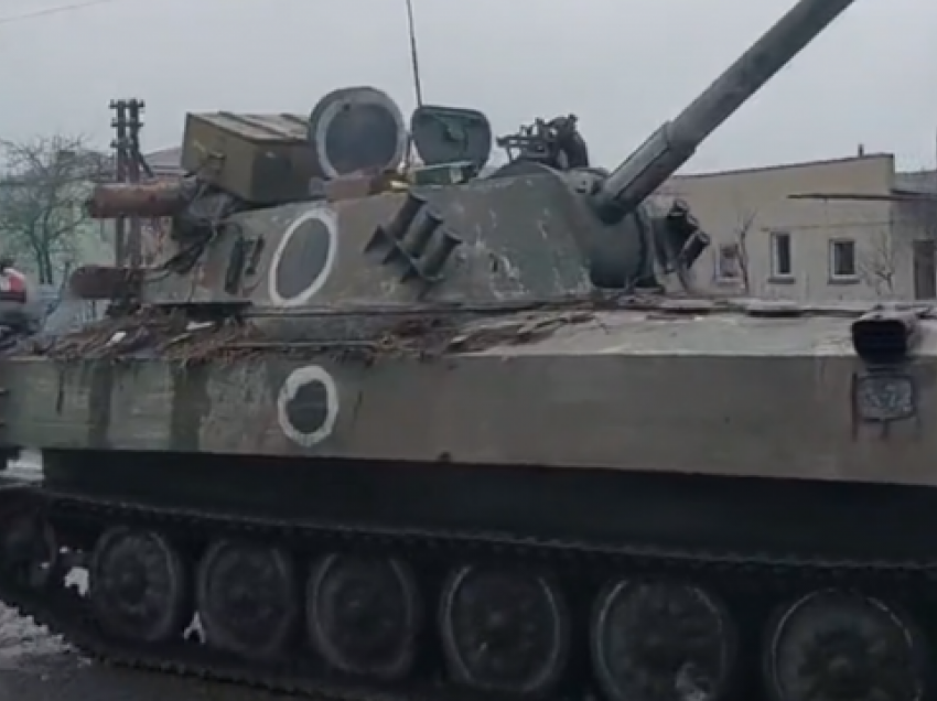 Tanku rus tërhiqet nga një traktor ukrainas - pamjet