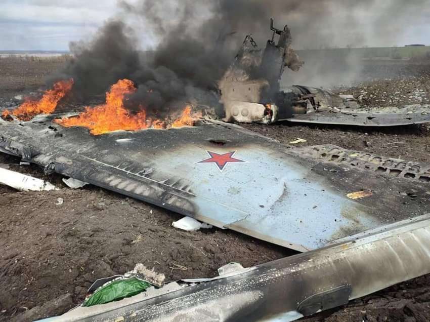 S’ndalen ukrainasit, rrëzojnë avionin rus në Kiev, fotot i publikojnë në Facebook