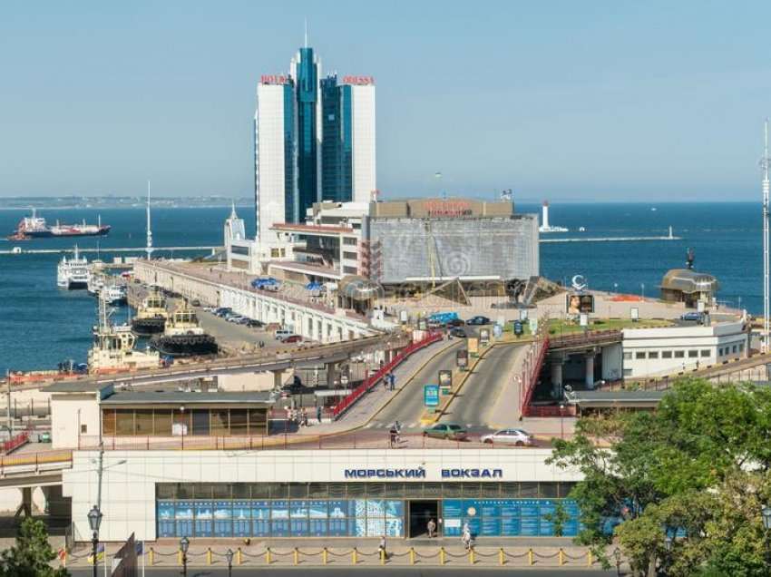 Sulmohet porti i Odesas - raportohet për të lënduar