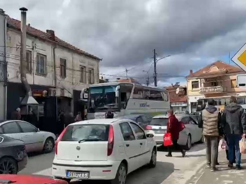 Qytetarët serb të Kosovës votojnë në komunën e Bujanocit, pranë qendrës së votimit ndërhyn policia
