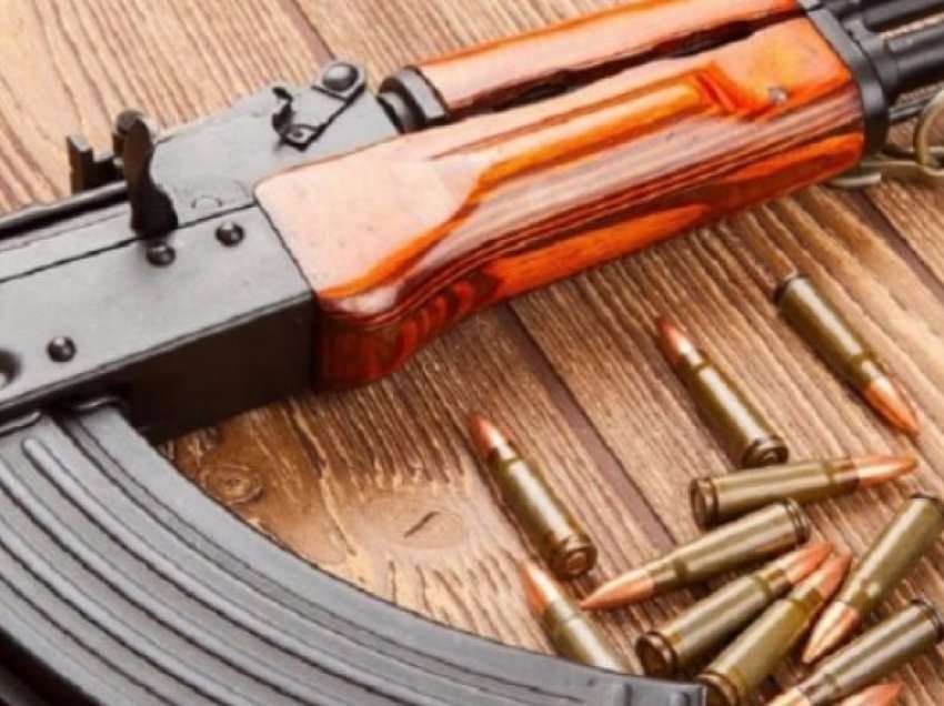 Import e shitje e paautorizuar e armëve, Policia gjen tre AK-47 dhe armë tjerë tek i dyshuari në Prevallë
