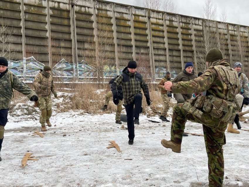 Delegacioni ukrainas viziton zonën e stërvitjes së ushtrisë në Britani