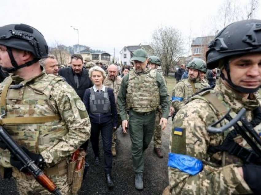Me jelek antiplumb, presidentja e KE-së shkon në vendin e masakrës në Ukrainë