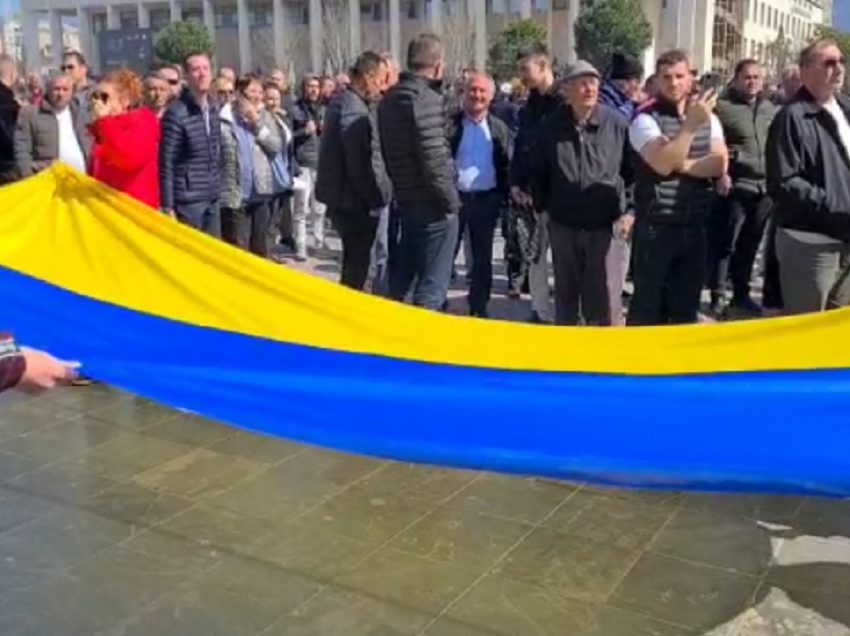 Sot manifesti i madh në Tiranë në mbështetje të Ukrainës, rrugët ku do të kufizohet qarkullimi i makinave