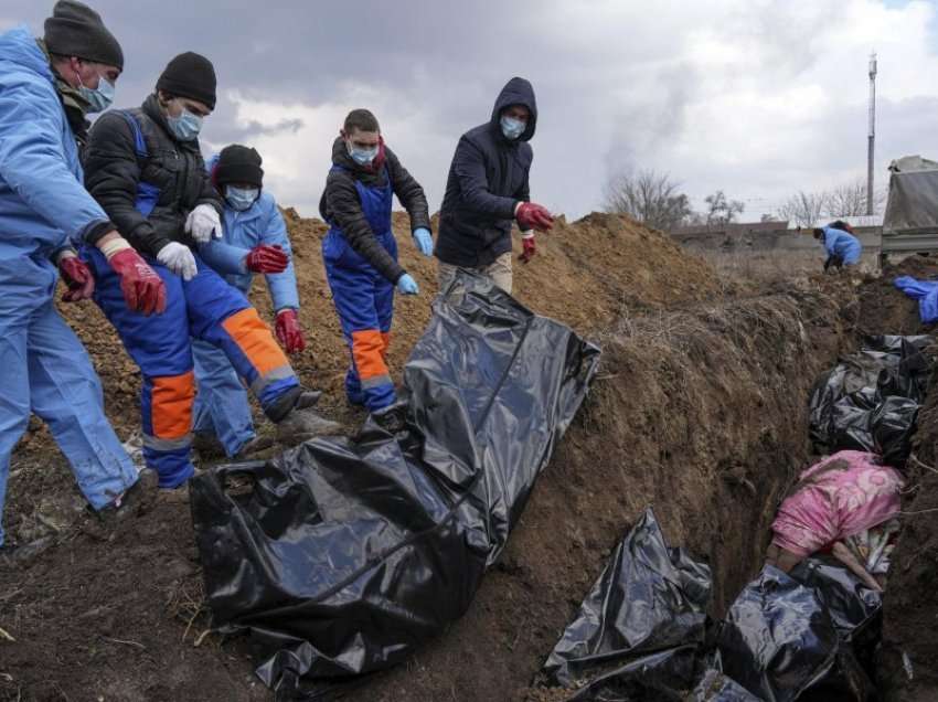 Tjetër mizori ruse, zbulohet varri masiv në Ukrainë me 132 civilë