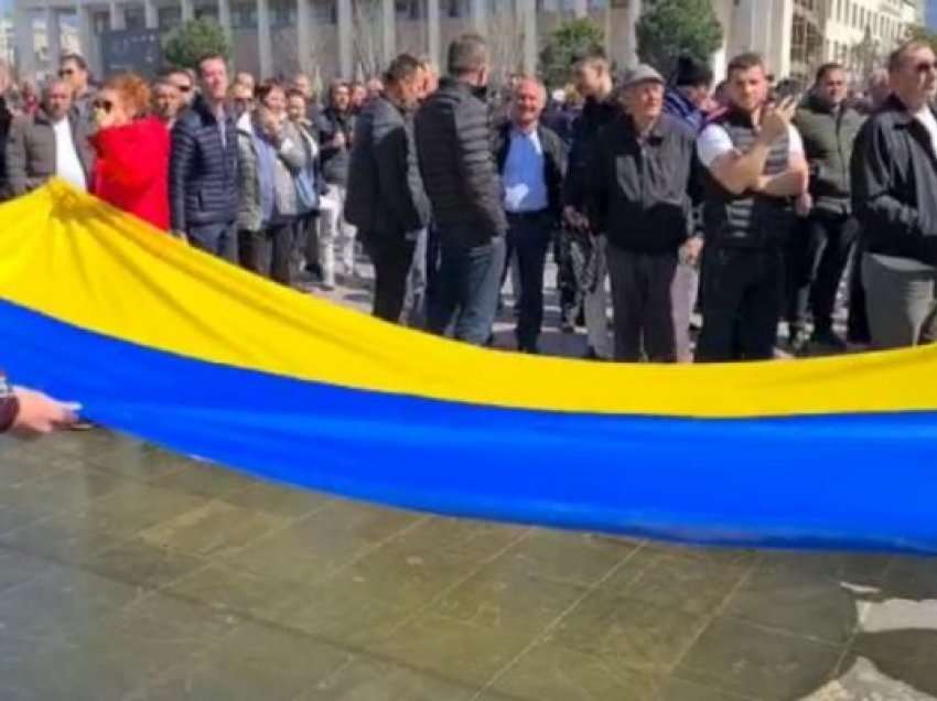 Shqiptarët mbështesin Ukrainën, Yuri Kim i bashkohet marshimit