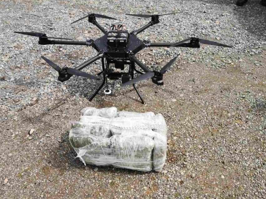 Policia malazeze kap dronin që transportonte 9 pako me kanabis, është pikasur në zonën e liqenit të Shkodrës