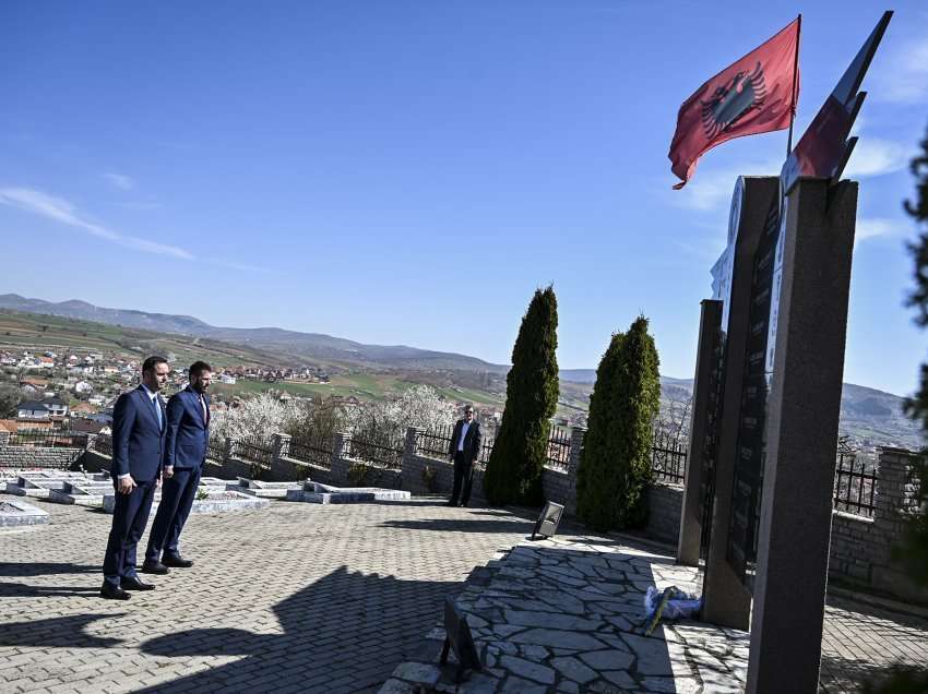 Kryetari Konjufca nderon të rënët në Sllovi: Pa gjakun e tyre nuk do të vinte liria