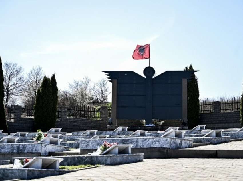 ​Osmani përkujton masakrën në Lagjen e Boshnjakëve në Mitrovicë dhe në Sllovi të Lipjanit