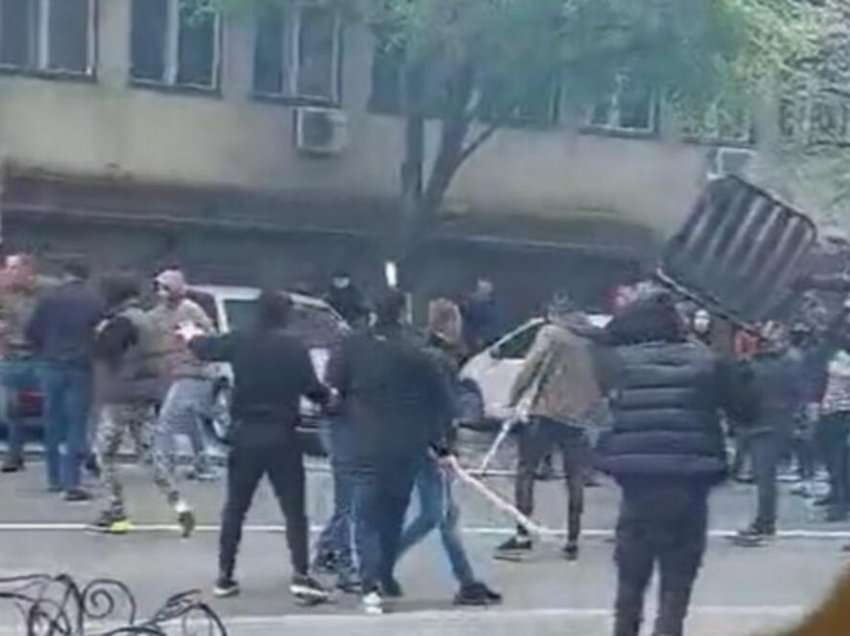 Rrihen serbët mes vete në qendër të Beogradit, kërcasin karriget, rripat, grushtet