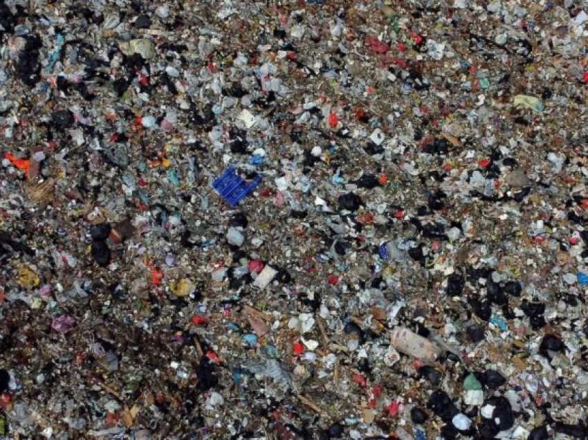 Politikat e Hong Kongut për zero-COVID krijojnë ‘male’ me mbetje plastike