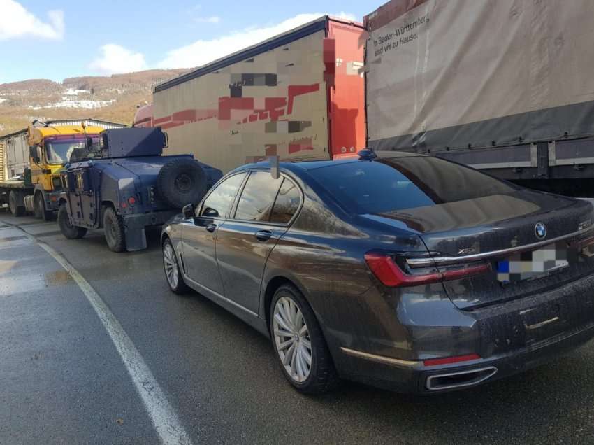 Policia ndalon një veturë që erdhi nga Serbia, ja çka i gjeti shoferit fshehur në pantallona