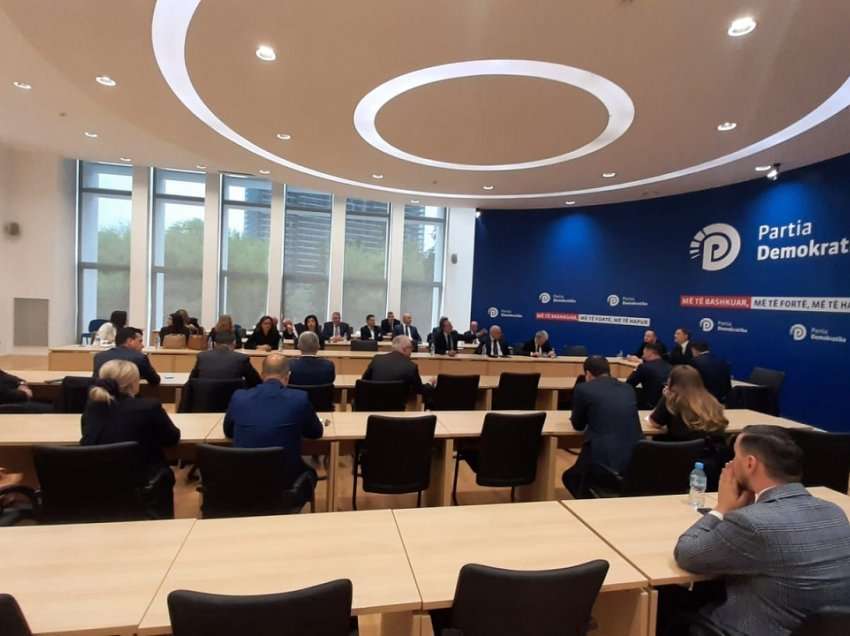Debat i ashpër mes Berishës dhe Alibeajt në mbledhjen e Grupit Parlamentar, akuzat e ndërsjellta