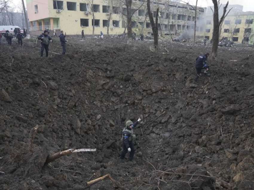 Skena të tmerrshme: Trupat e pajetë në Mariupol po futen në krateret e sulmeve ajrore