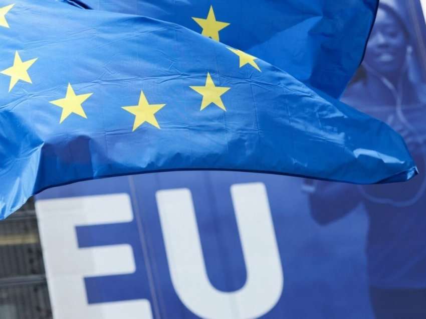 BE: Vazhdon regjimi i letrave ngjitëse për targat