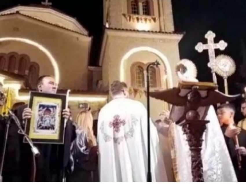Qindra besimtarë në Berat kremtojnë Pashkën në katedralen “Shën Dhimitri”