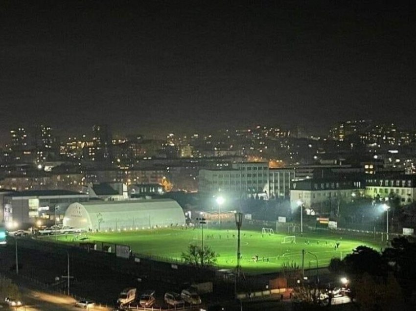 Kampionati i të rinjve mbahet nën ndriçimin e reflektorëve në stadiumin e Ramiz Sadikut