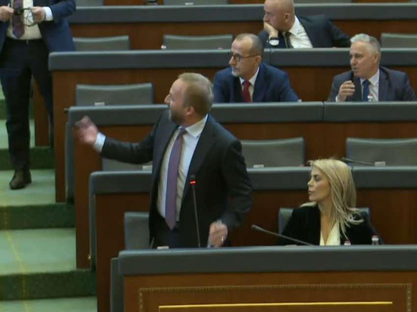 “Sharjet që i përdori Abelard Tahiri i PDK-së në Kuvend janë turpëruese”/Analisti jep një propozim rreth Kuvendit të Kosovës 
