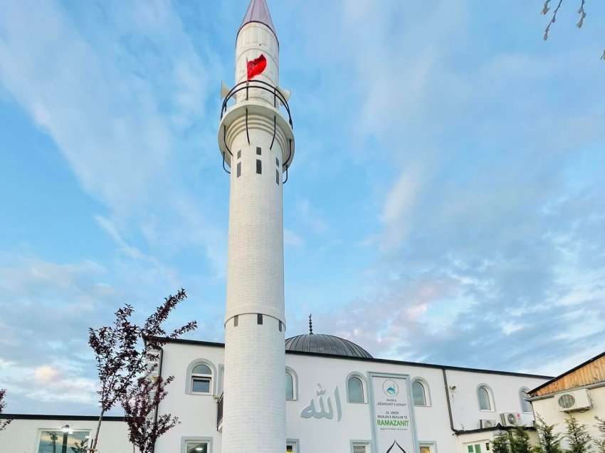 Xhamia “Dëshmorët e Kombit” në Podujevë, shtroi iftar për 300 jetimë