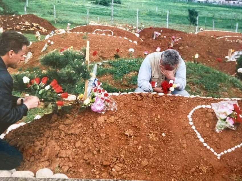Pamjet e rralla: Bashkëluftëtari i Sali Çekajt nuk i mban lotët kur vizitoi varrin e tij